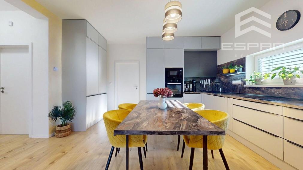 Moderný 3 izbový byt s predzáhradkou a parkovaním pre 2 autá/ Kostolište