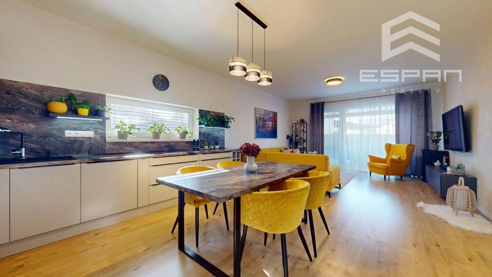 Moderný 3 izbový byt s predzáhradkou a parkovaním pre 2 autá/ Kostolište