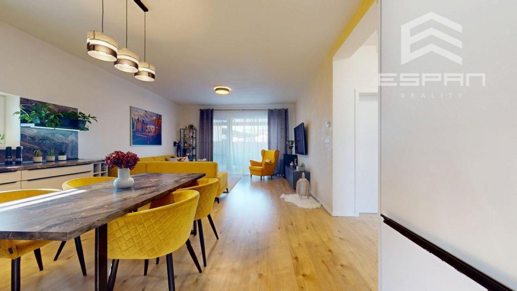 Moderný 3 izbový byt s predzáhradkou a parkovaním pre 2 autá/ Kostolište