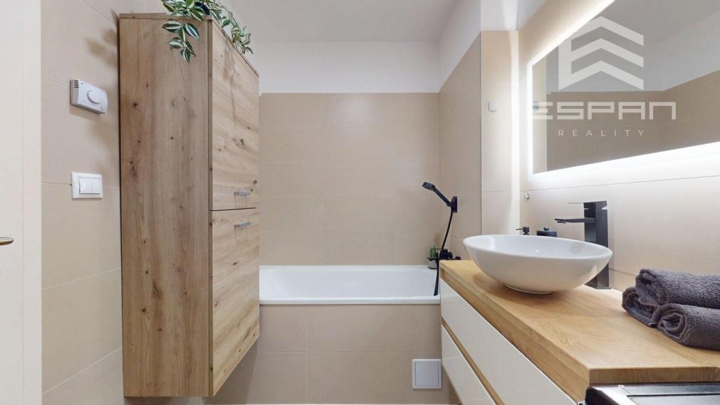 Moderný 3 izbový byt s predzáhradkou a parkovaním pre 2 autá/ Kostolište