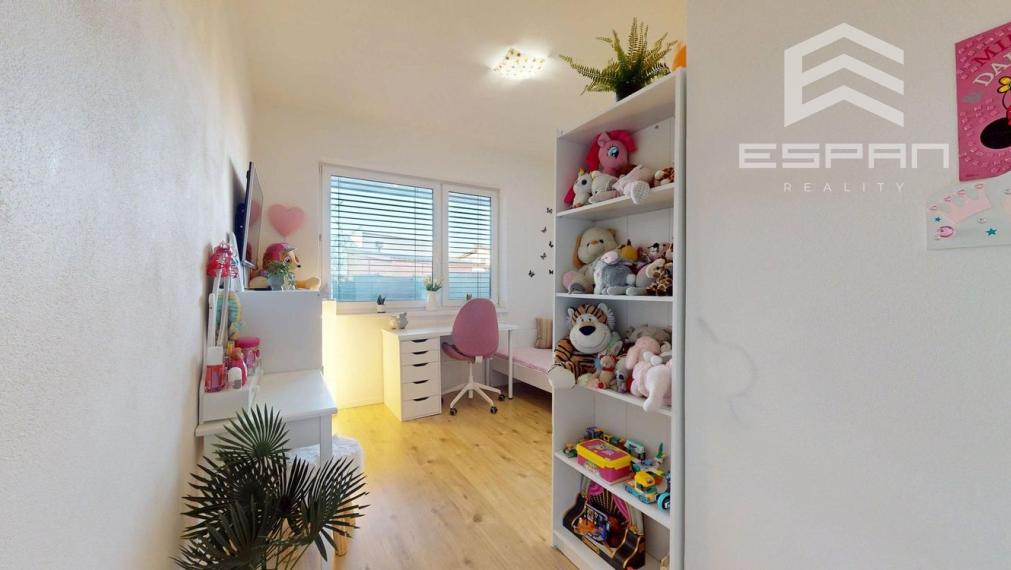 Moderný 3 izbový byt s predzáhradkou a parkovaním pre 2 autá/ Kostolište