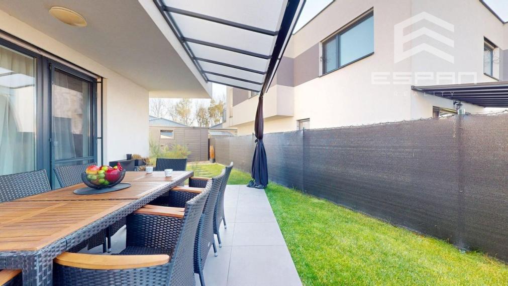 Moderný 3 izbový byt s predzáhradkou a parkovaním pre 2 autá/ Kostolište