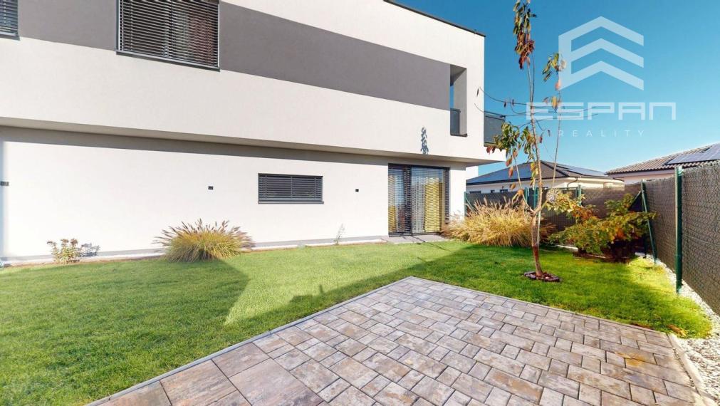 Moderný 3 izbový byt s predzáhradkou a parkovaním pre 2 autá/ Kostolište