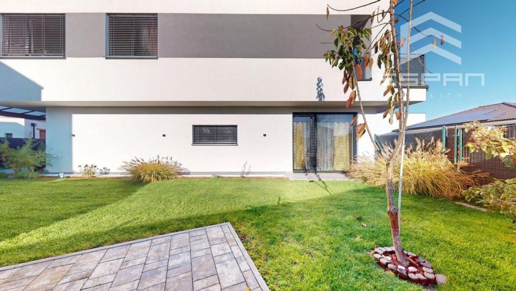 Moderný 3 izbový byt s predzáhradkou a parkovaním pre 2 autá/ Kostolište