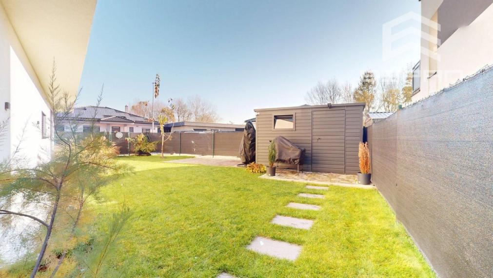 Moderný 3 izbový byt s predzáhradkou a parkovaním pre 2 autá/ Kostolište