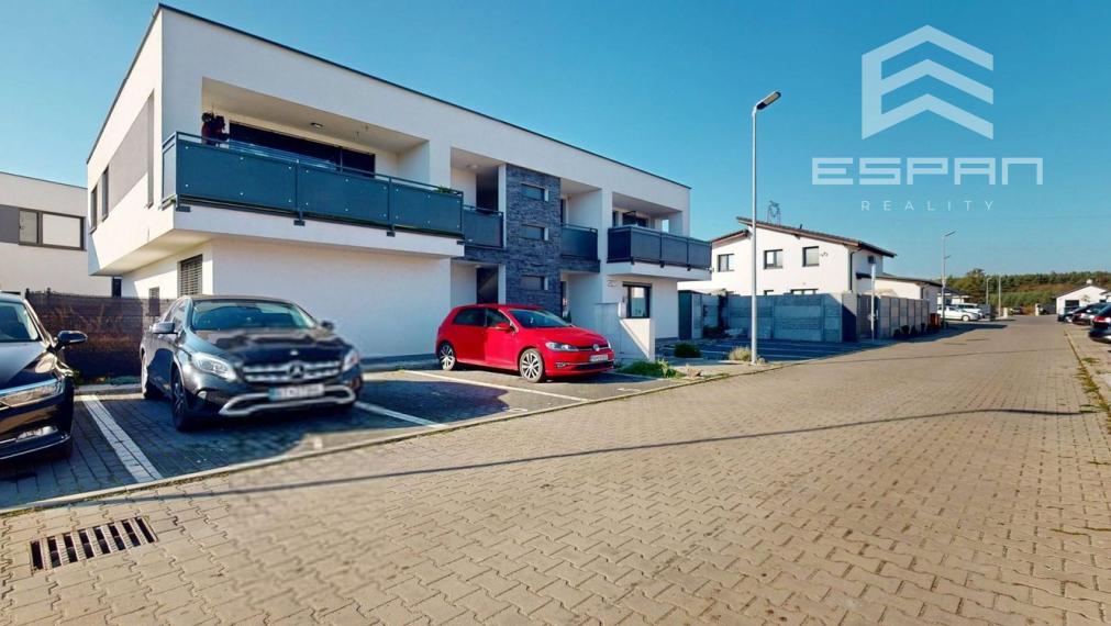 Moderný 3 izbový byt s predzáhradkou a parkovaním pre 2 autá/ Kostolište