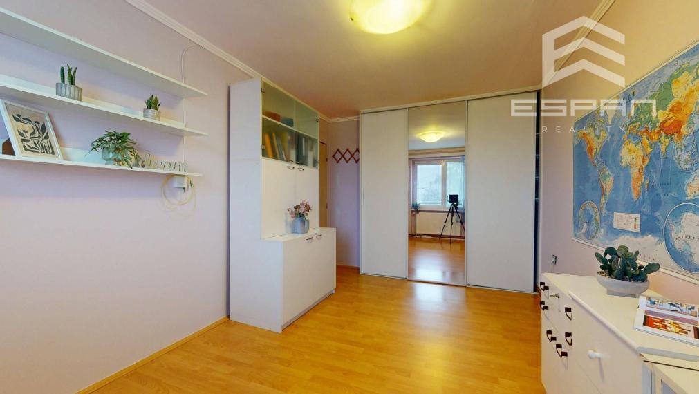 Zariadený 2 a 1/2 izbový byt s vlastnou garážou a 3 pivnicami!!