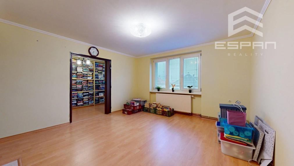 Zariadený 2 a 1/2 izbový byt s vlastnou garážou a 3 pivnicami!!