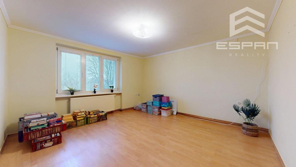 Zariadený 2 a 1/2 izbový byt s vlastnou garážou a 3 pivnicami!!