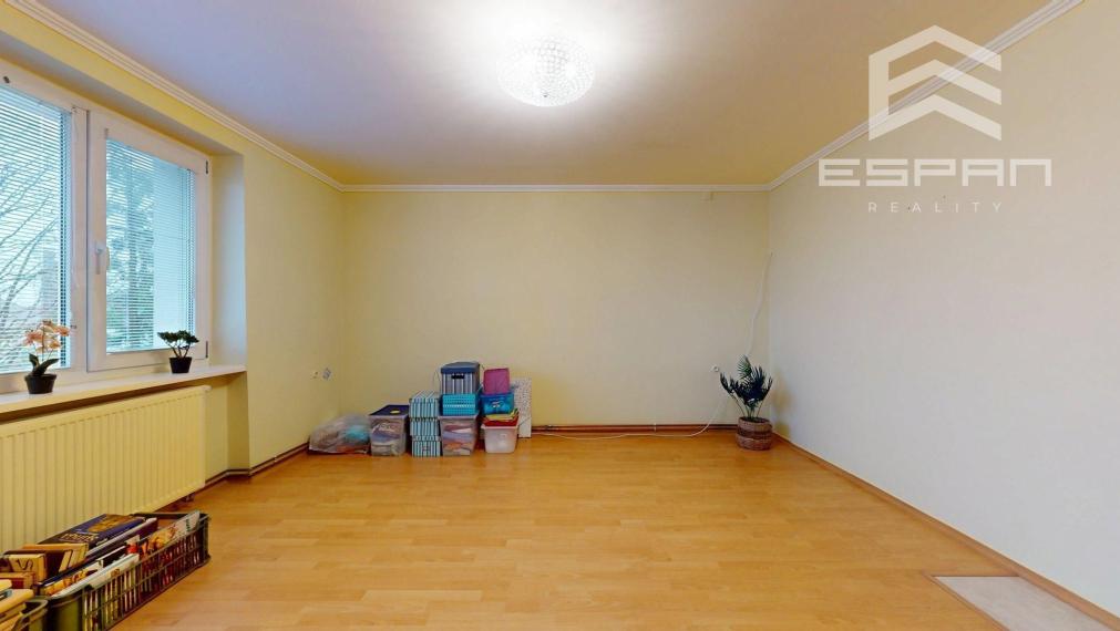 Zariadený 2 a 1/2 izbový byt s vlastnou garážou a 3 pivnicami!!