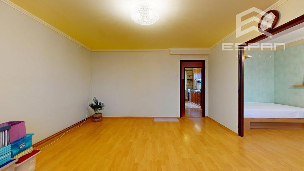 Zariadený 2 a 1/2 izbový byt s vlastnou garážou a 3 pivnicami!!