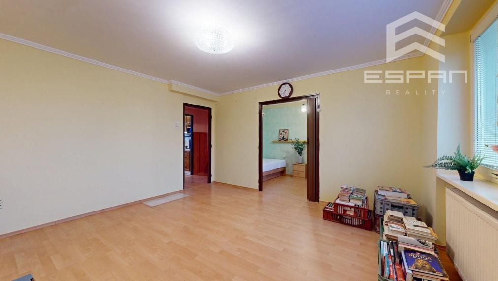 Zariadený 2 a 1/2 izbový byt s vlastnou garážou a 3 pivnicami!!