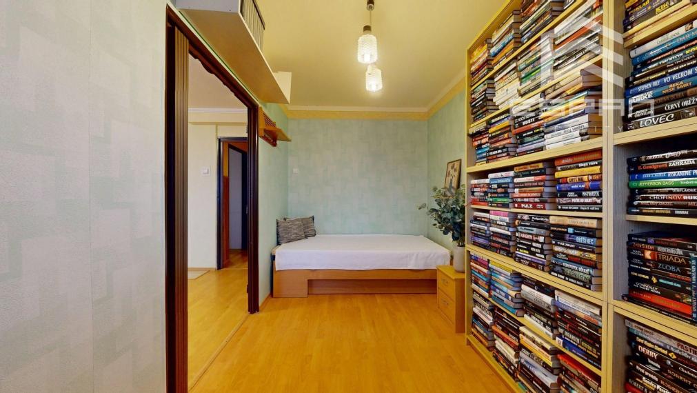 Zariadený 2 a 1/2 izbový byt s vlastnou garážou a 3 pivnicami!!