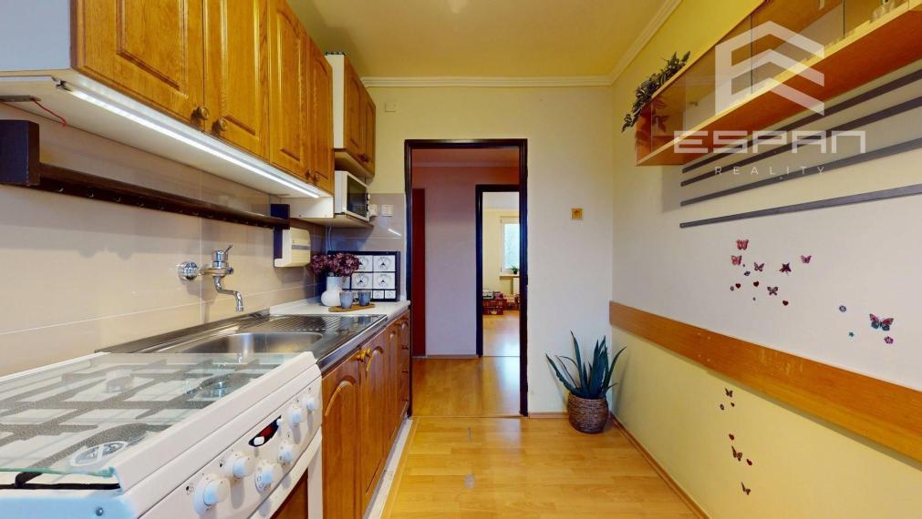 Zariadený 2 a 1/2 izbový byt s vlastnou garážou a 3 pivnicami!!