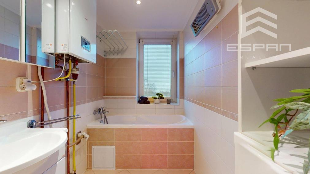 Zariadený 2 a 1/2 izbový byt s vlastnou garážou a 3 pivnicami!!