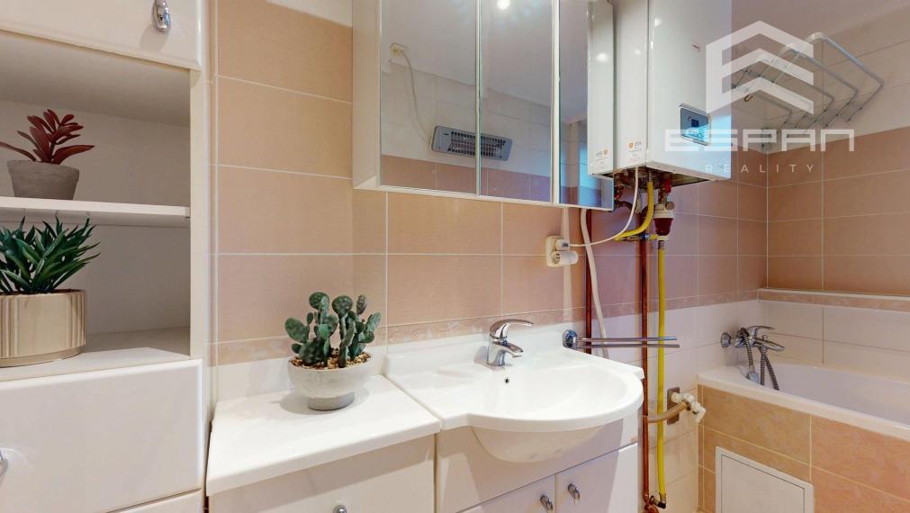 Zariadený 2 a 1/2 izbový byt s vlastnou garážou a 3 pivnicami!!