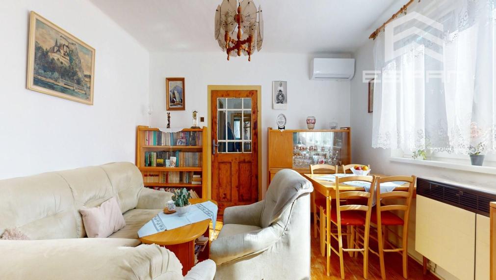 Rodinný dom vhodný na chalupárčenie alebo na trvalé bývanie s veľkorysým pozemkom aj garážou