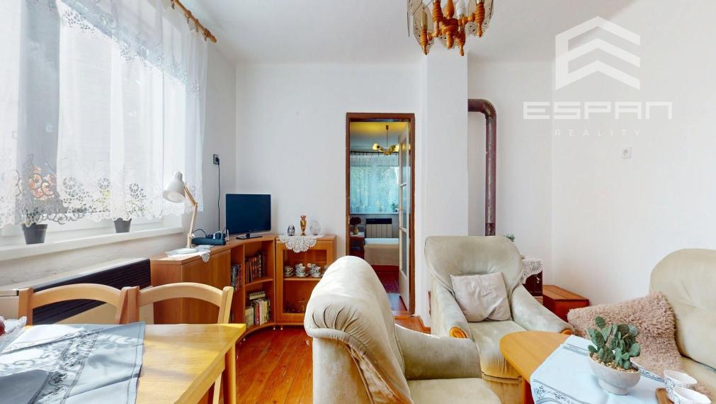 Rodinný dom vhodný na chalupárčenie alebo na trvalé bývanie s veľkorysým pozemkom aj garážou