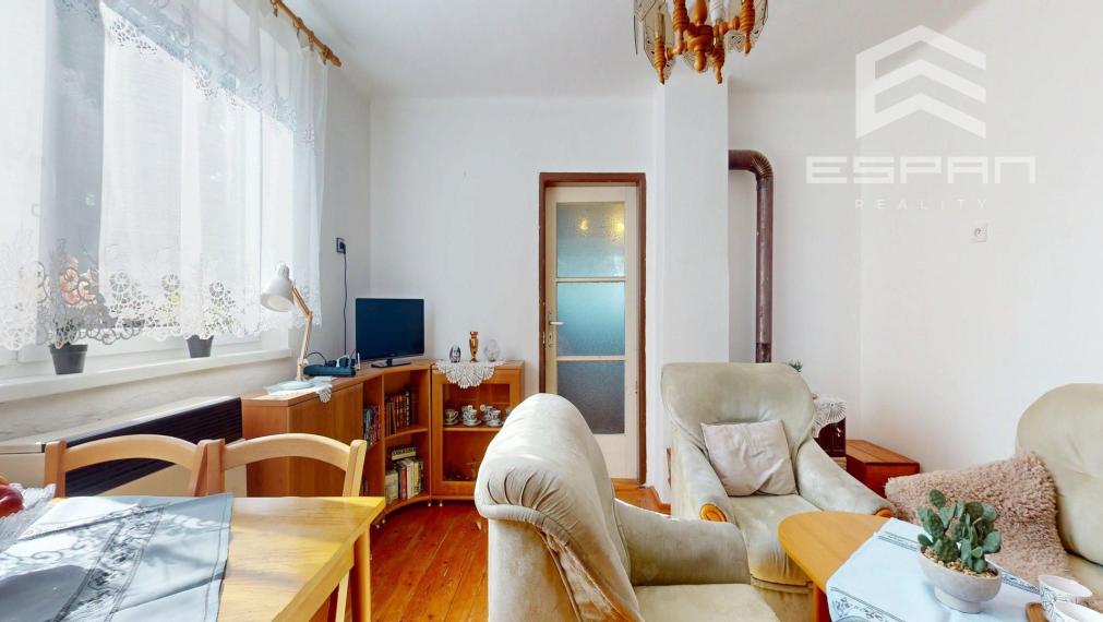 Rodinný dom vhodný na chalupárčenie alebo na trvalé bývanie s veľkorysým pozemkom aj garážou