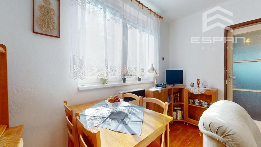 Rodinný dom vhodný na chalupárčenie alebo na trvalé bývanie s veľkorysým pozemkom aj garážou