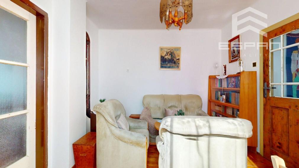 Rodinný dom vhodný na chalupárčenie alebo na trvalé bývanie s veľkorysým pozemkom aj garážou