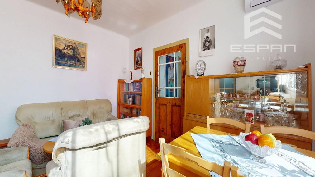 Rodinný dom vhodný na chalupárčenie alebo na trvalé bývanie s veľkorysým pozemkom aj garážou