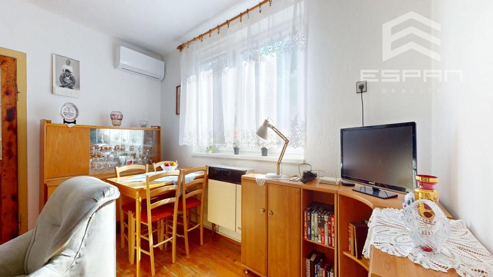 Rodinný dom vhodný na chalupárčenie alebo na trvalé bývanie s veľkorysým pozemkom aj garážou