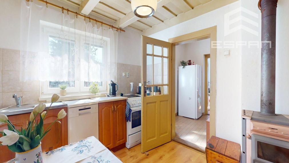 Rodinný dom vhodný na chalupárčenie alebo na trvalé bývanie s veľkorysým pozemkom aj garážou