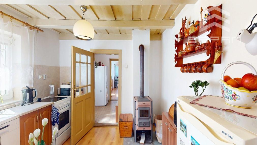 Rodinný dom vhodný na chalupárčenie alebo na trvalé bývanie s veľkorysým pozemkom aj garážou