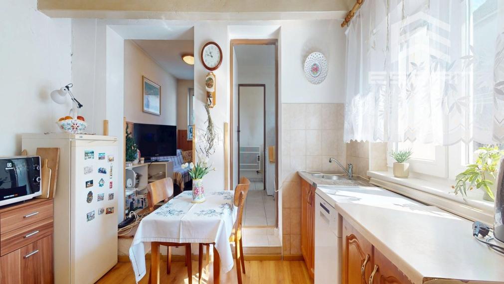 Rodinný dom vhodný na chalupárčenie alebo na trvalé bývanie s veľkorysým pozemkom aj garážou