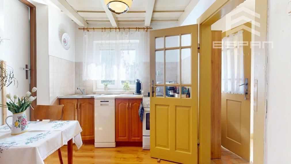 Rodinný dom vhodný na chalupárčenie alebo na trvalé bývanie s veľkorysým pozemkom aj garážou