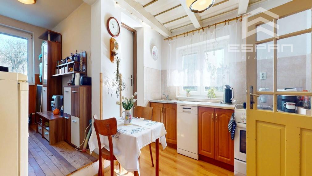 Rodinný dom vhodný na chalupárčenie alebo na trvalé bývanie s veľkorysým pozemkom aj garážou