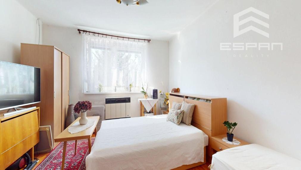 Rodinný dom vhodný na chalupárčenie alebo na trvalé bývanie s veľkorysým pozemkom aj garážou