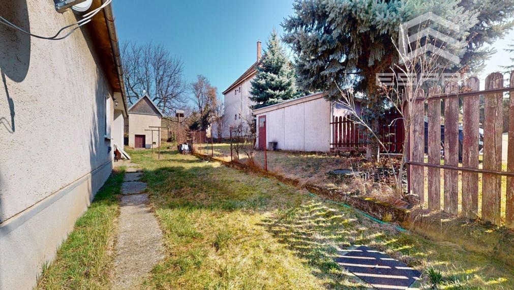 Rodinný dom vhodný na chalupárčenie alebo na trvalé bývanie s veľkorysým pozemkom aj garážou