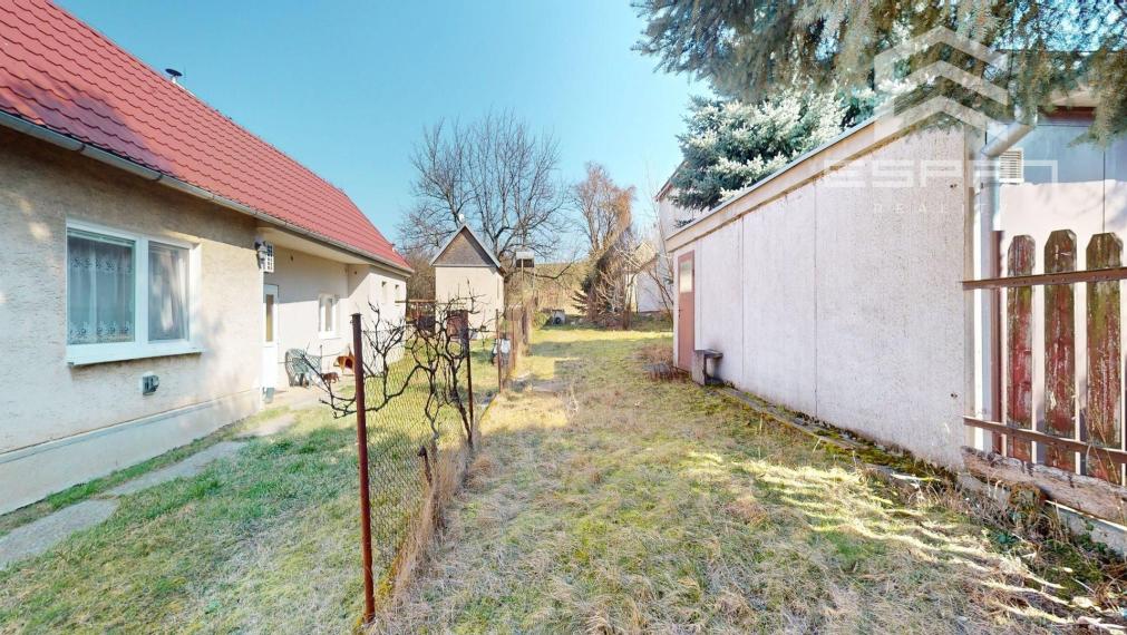 Rodinný dom vhodný na chalupárčenie alebo na trvalé bývanie s veľkorysým pozemkom aj garážou