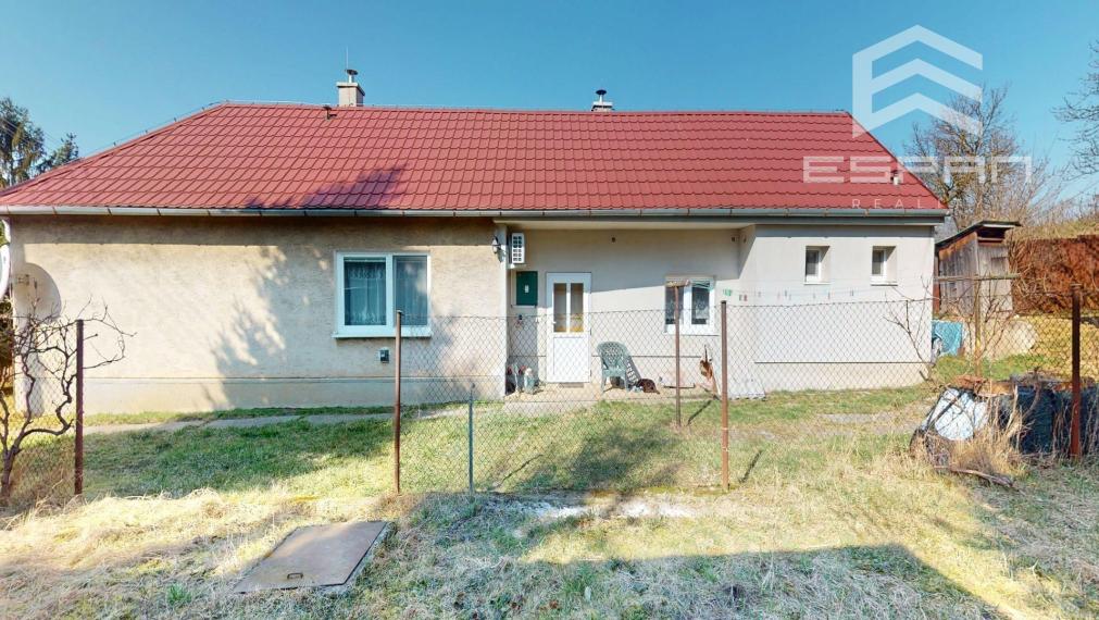 Rodinný dom vhodný na chalupárčenie alebo na trvalé bývanie s veľkorysým pozemkom aj garážou