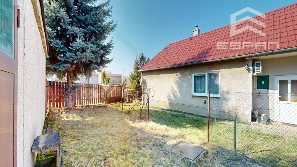 Rodinný dom vhodný na chalupárčenie alebo na trvalé bývanie s veľkorysým pozemkom aj garážou