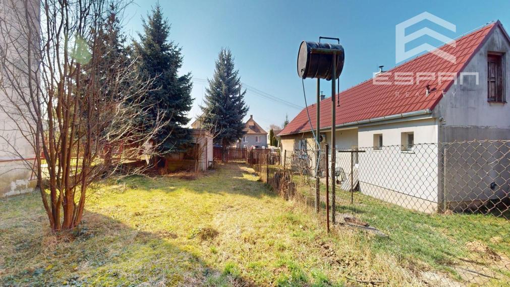 Rodinný dom vhodný na chalupárčenie alebo na trvalé bývanie s veľkorysým pozemkom aj garážou