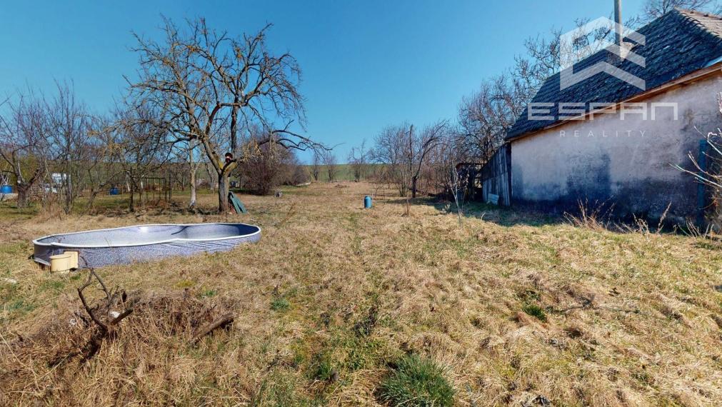Rodinný dom vhodný na chalupárčenie alebo na trvalé bývanie s veľkorysým pozemkom aj garážou
