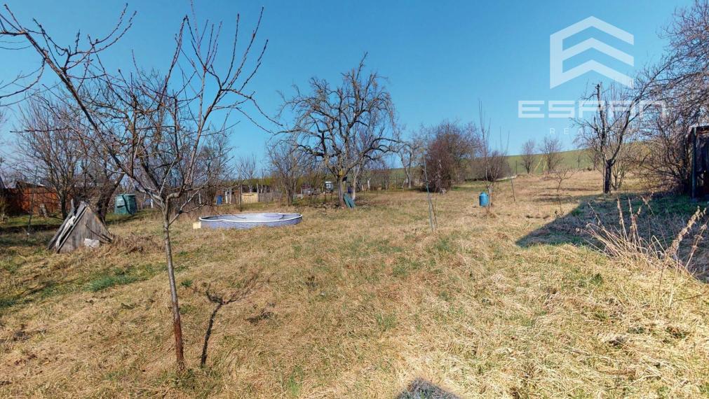 Rodinný dom vhodný na chalupárčenie alebo na trvalé bývanie s veľkorysým pozemkom aj garážou