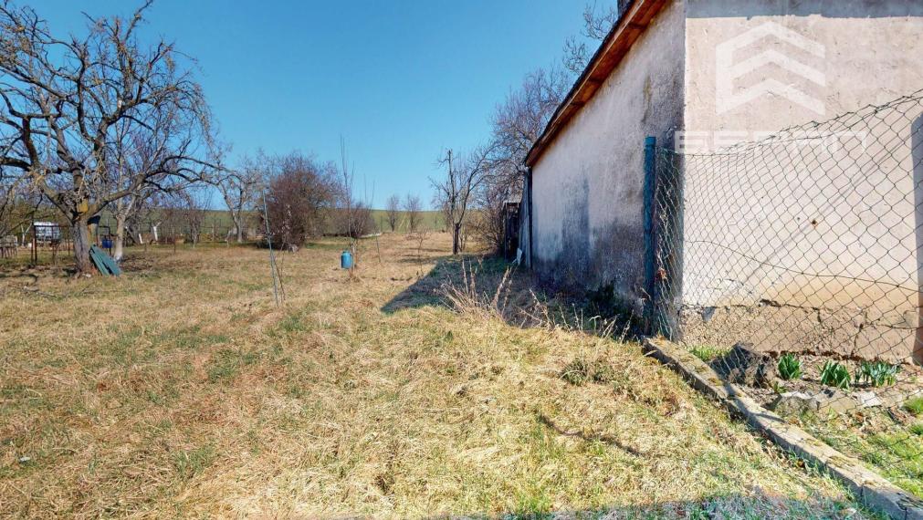 Rodinný dom vhodný na chalupárčenie alebo na trvalé bývanie s veľkorysým pozemkom aj garážou