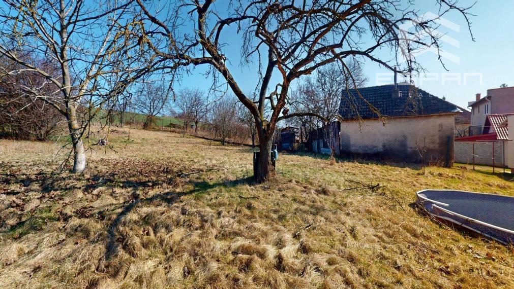Rodinný dom vhodný na chalupárčenie alebo na trvalé bývanie s veľkorysým pozemkom aj garážou