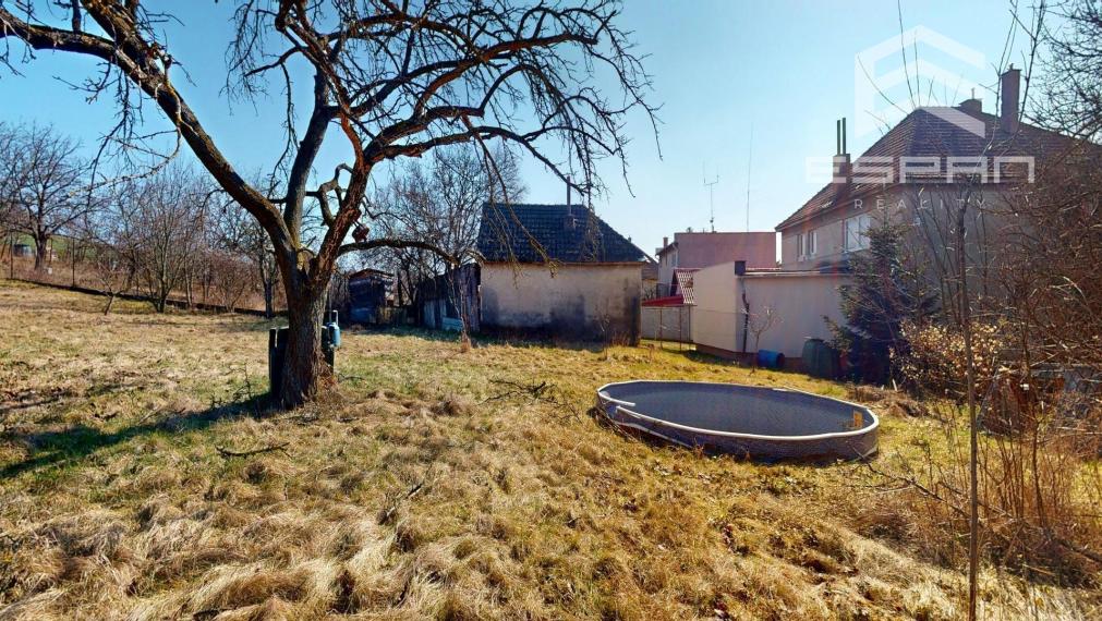 Rodinný dom vhodný na chalupárčenie alebo na trvalé bývanie s veľkorysým pozemkom aj garážou