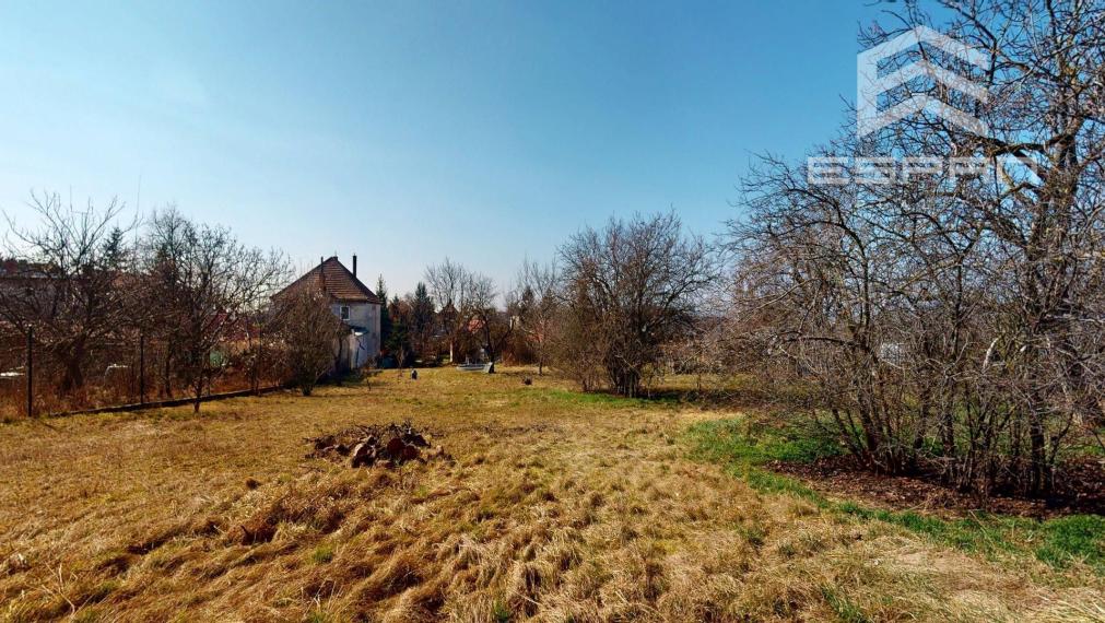 Rodinný dom vhodný na chalupárčenie alebo na trvalé bývanie s veľkorysým pozemkom aj garážou