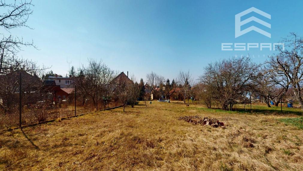 Rodinný dom vhodný na chalupárčenie alebo na trvalé bývanie s veľkorysým pozemkom aj garážou