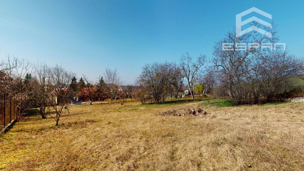 Rodinný dom vhodný na chalupárčenie alebo na trvalé bývanie s veľkorysým pozemkom aj garážou