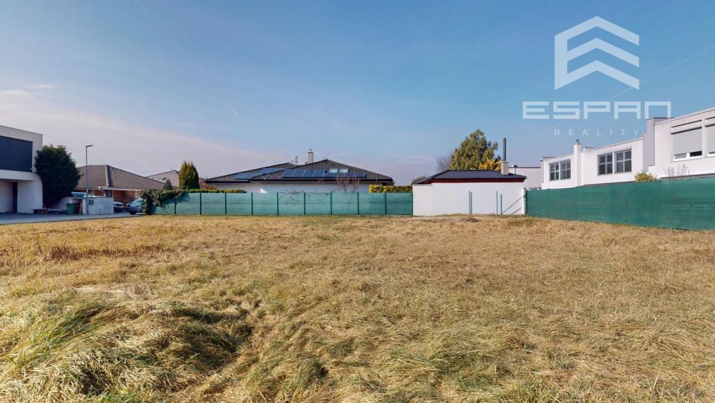 Rovinatý slnečný stavebný pozemok v zabývanej časti obce, Bernolákovo