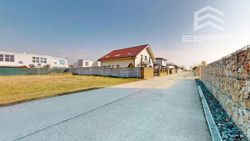 Rovinatý slnečný stavebný pozemok v zabývanej časti obce, Bernolákovo