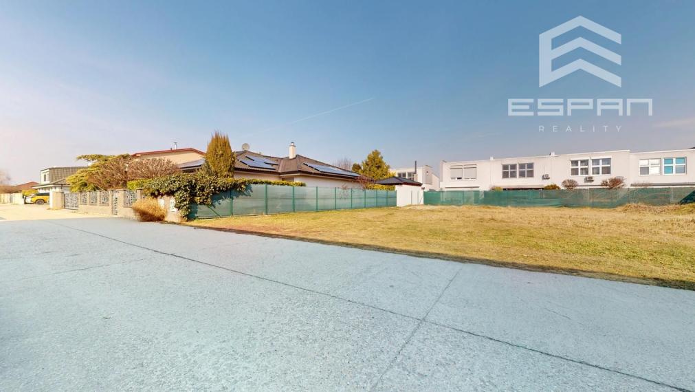 Rovinatý slnečný stavebný pozemok v zabývanej časti obce, Bernolákovo