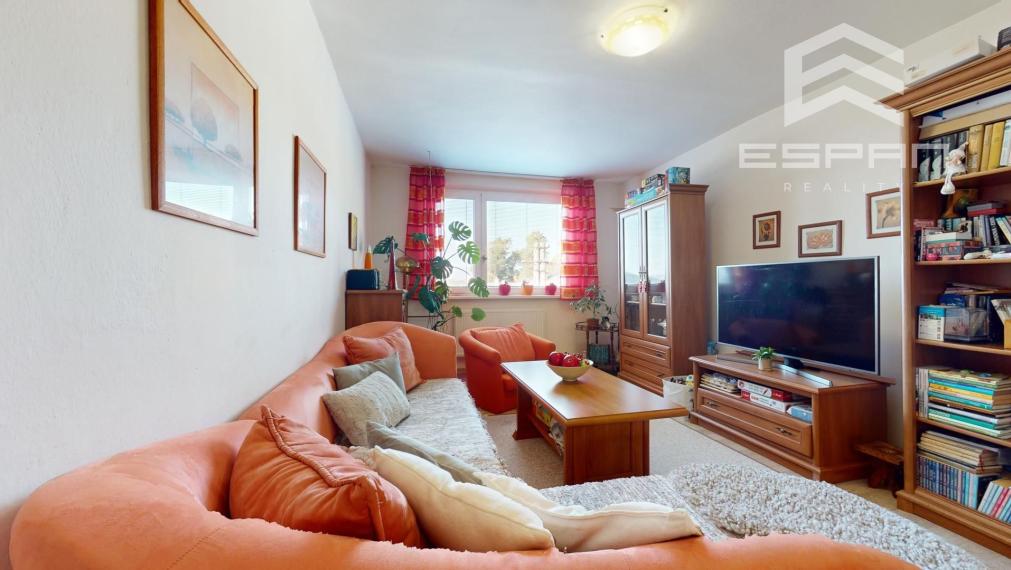 Zariadený 3 izbový byt v bytovom dome s vlastným dvorom v v blízskosti školy v obci Jakubov